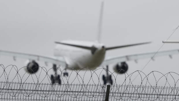 Самолет Airbus готовится к аварийной посадке в Шереметьеве