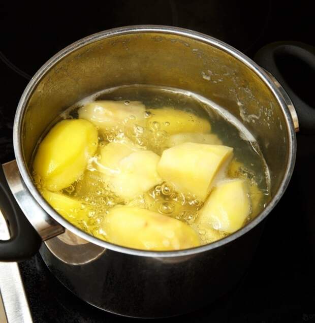 Если варить картофель без крышки, в нем не останется витаминов. / Фото: dachnyedela.ru