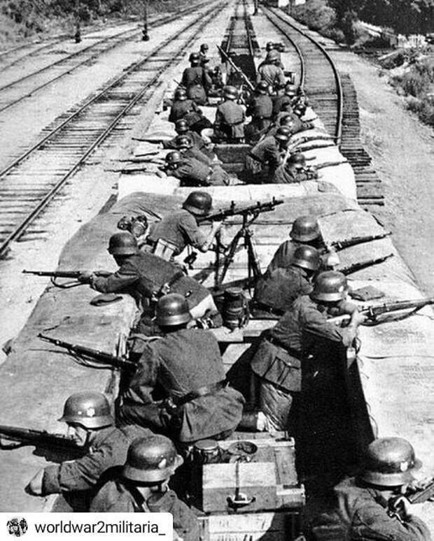 Команда немецкой железнодорожной платформы, обороняющей состав от партизан Великая Отечественная Война, архивные фотографии, вторая мировая война