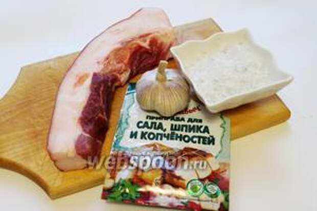 Для засолки взять сало, соль, чеснок и пряности.