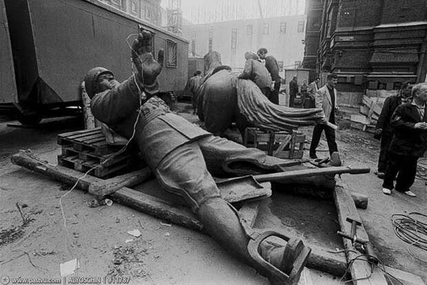 На Манежной площади открывают памятник Георгию Жукову. 90-е, москва, фотографии