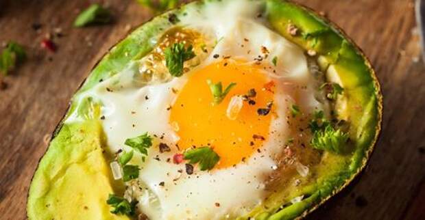 Как приготовить яйцо внутри авокадо для завтрака, сжигающего жир и стимулирующего мозг