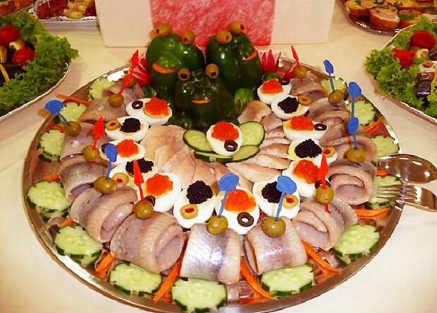 Украшение новогодней нарезки: рыбная тарелка