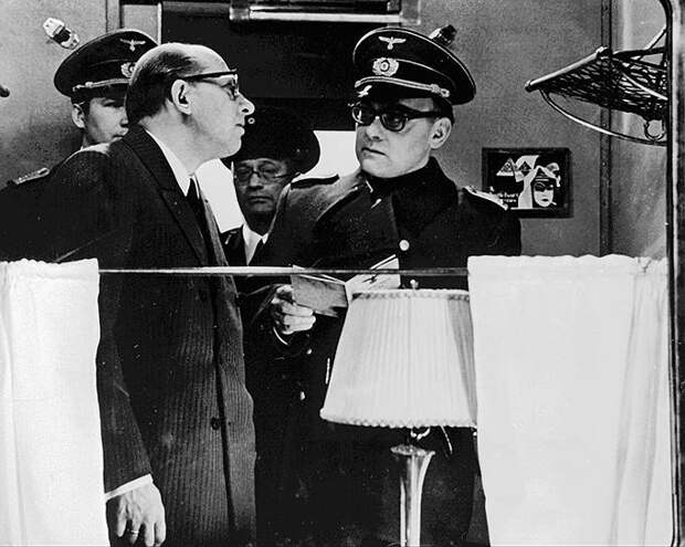 В 1972 году советские зрители увидели один из самых ярких дуэтов кинематографа -- Юрий Никулин и Евгений Евстигнеев снялись вместе в картине Эльдара Рязанова «Старики-разбойники». Еще спустя два года на экраны вышел фильм Татьяны Лиозновой «17 мгновений весны» (кадр из фильма на фото), в котором Евстигнеев исполнил роль профессора Плейшнера