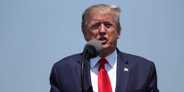 Трамп пригрозил Франции пошлинами на вино из-за "глупости Макрона"