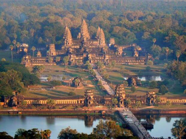 Кто построил огромный храмовый комплекс Ангкор-Ват?