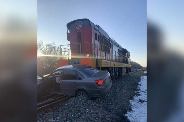 Тепловоз столкнулся с автомобилем на ж/д переезде в Воронежской области