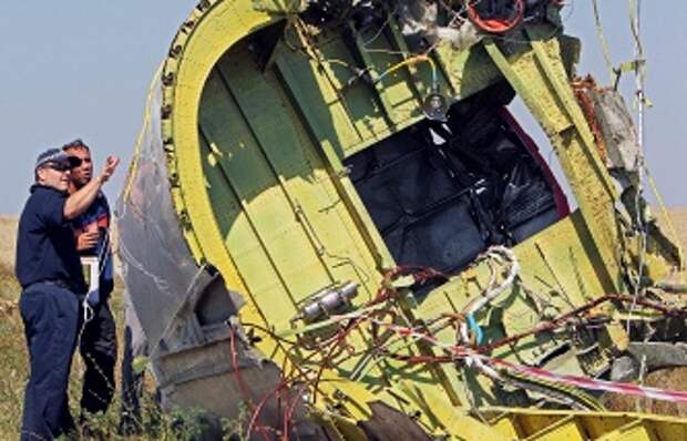 На месте падения Boeing  в Донецкой области, 1  августа 2014  года