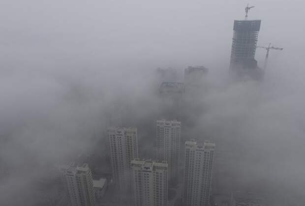 Высотные здания окутаны густым смогом в городе Циндао загрезнение, китай, природа