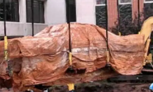 Машину превратили в капсулу времени и спрятали под землю на 50 лет