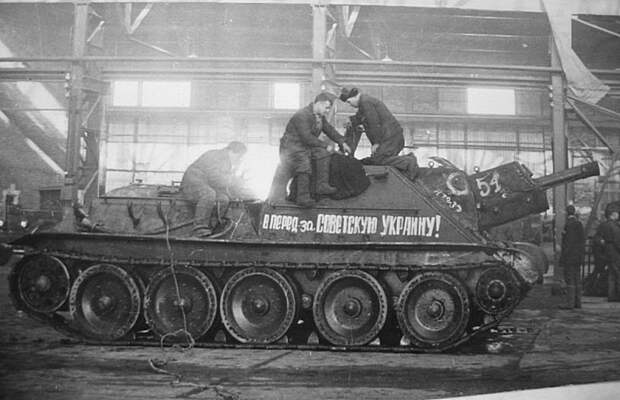 Рабочие свердловского завода за сборкой САУ СУ-122 Великая Отечественная Война, СССР, военная техника, германия