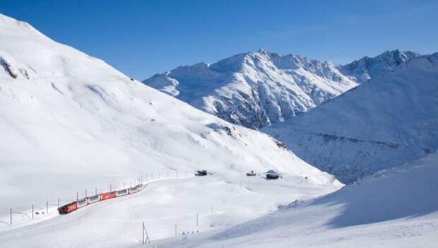 Экспресс, соединяющий железнодорожные станции двух крупнейших горных курортов Св. Морица и Церматта в швейцарских Альпах.