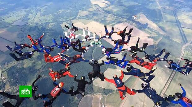 В Рязанской области десятки парашютистов попытались установить рекорд общенационального масштаба