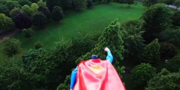 Супермен, летающий над лондонским парком Виктория