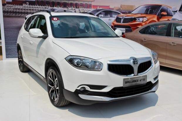 Brilliance V5 выпускается всего год – и вот уже обновление, которое коснулось оптики и формы бамперов. Помимо переднеприводной будет версия 4×4. Коробки – механика и автомат. В России появится не раньше 2016 года.