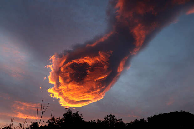 unusual-cloud-formation-fist-hand-of-god-portugal-3
