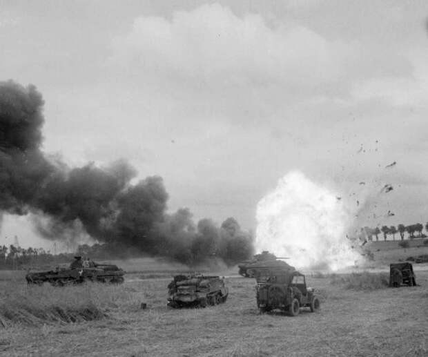 Британский грузовик с боеприпасами взрывается от попадания миномётного снаряда. 26 июня 1944 г. Великая отечественая война, архивные фотографии, вторая мировая война