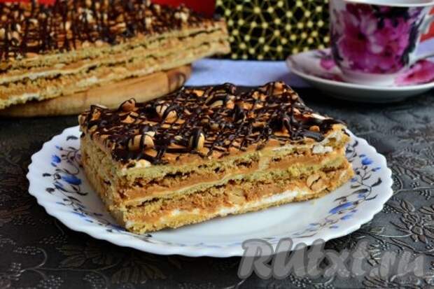 Вкуснейший торт "Воздушный сникерс" оставить на ночь в холодильнике, затем нарезать и подать к столу. 