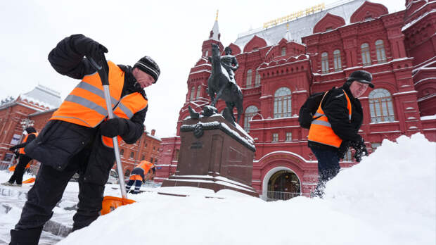 Пробки на 15 километров и 10-метровые сугробы: как Москва переживает рекордные снегопады