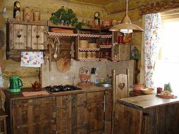 Русский стиль включает себя не только кухни с фасадами ручной вырезки, но и мебель грубой обработки
