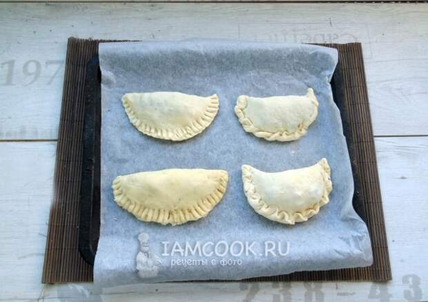 Положить пирожки на противень