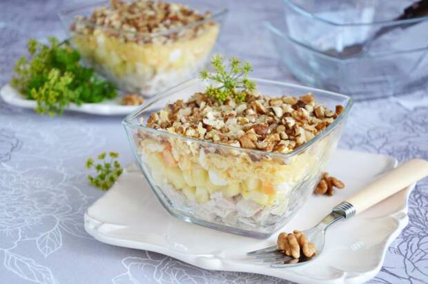 Салат из курицы, грибов и ананасов