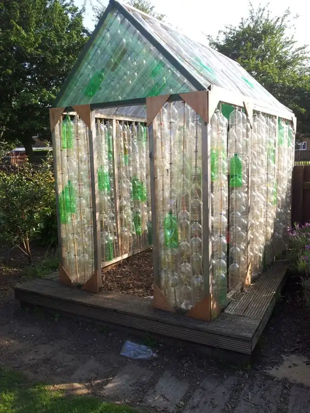 Экономный огородник: как построить теплицу из пластиковых бутылок своими руками