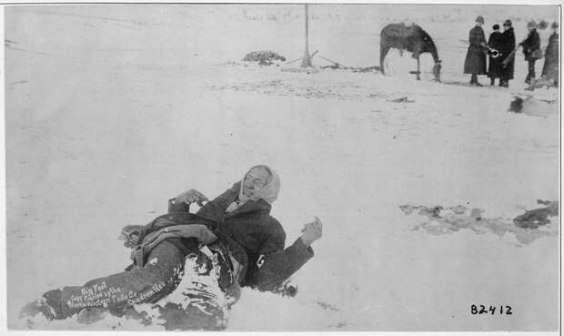 1890. Убитый вождь племени миннеконжу «Большая Нога»