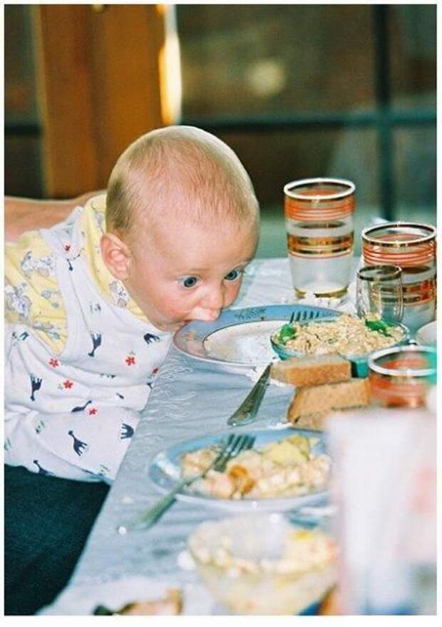 Кот обедает. Грудное вскармливание инфографика. Комиксы про маму и детей. Ребенка кормят с ложечки. Весь мир кормлю а сама не ем.