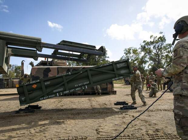 Загрузка ракет ATACMS в высокомобильную артиллерийскую ракетную систему HIMARS© AP Photo / Sgt. 1st Class Andrew Dickson