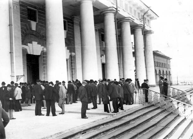 Март 1906. Группы избирателей на лестнице Фондовой биржи, где происходят выборы выборщиков в Первую Государственную думу.