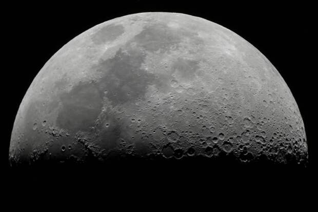 Астрономы подтвердили наличие льда на Луне (2 фото)