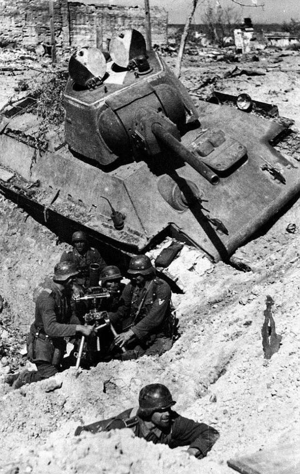 Немецкие миномётчики ведут бой в воронке от взрыва возле подбитого советского танка Т-34-76. Сталинград, октябрь 1942 г. Великая Отечественная Война, архивные фотографии, вторая мировая война