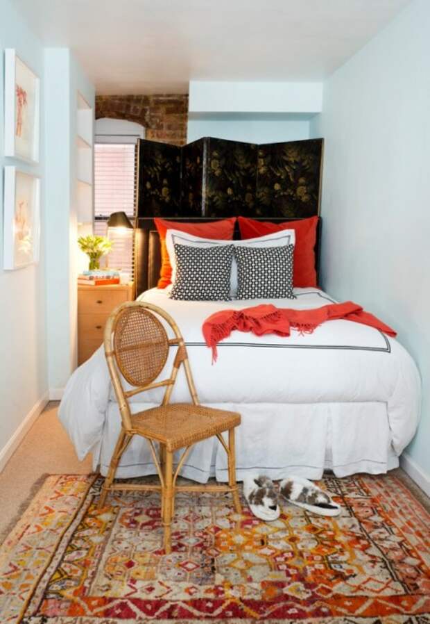 Для оформления классической спальной комнаты можно использовать как натуральные, так и искусственные материалы. 