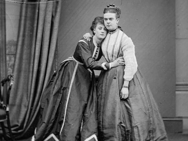 Frederick Park и Ernest Boulton - первые мужчины, вышедшие на улицы Лондона в образе женщин. Frederick Park и Ernest Boulton - первые мужчины, вышедшие на улицы Лондона в образе женщин.