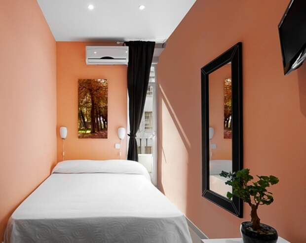 узкая спальня в персиковом цвете