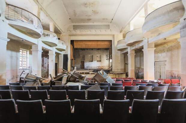 Заброшенный театр в Болгарии европа, заброшенные места, фотографии