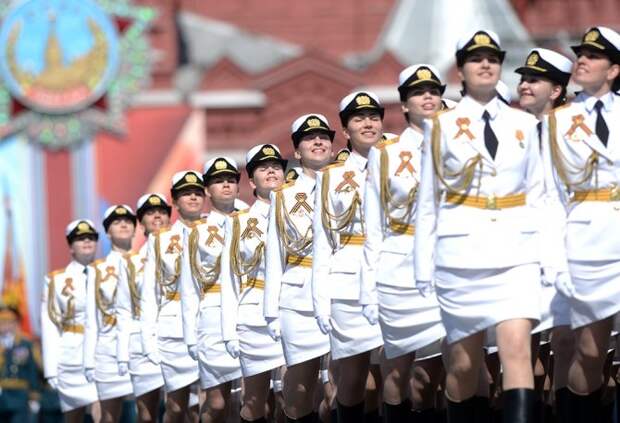 Наши красавицы: Русская армия в мини-юбках приковала внимание западных СМИ