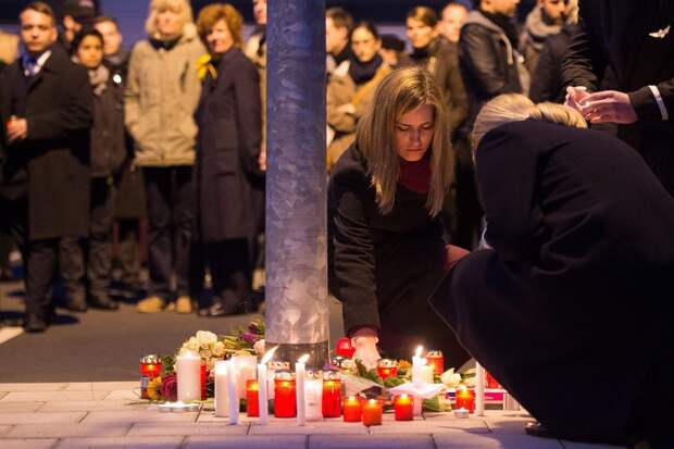 Сотрудники Germanwings и Lufthansa возлагают цветы и устанавливают свечи у здания штаб-квартиры Germanwings в Кельне, Германия