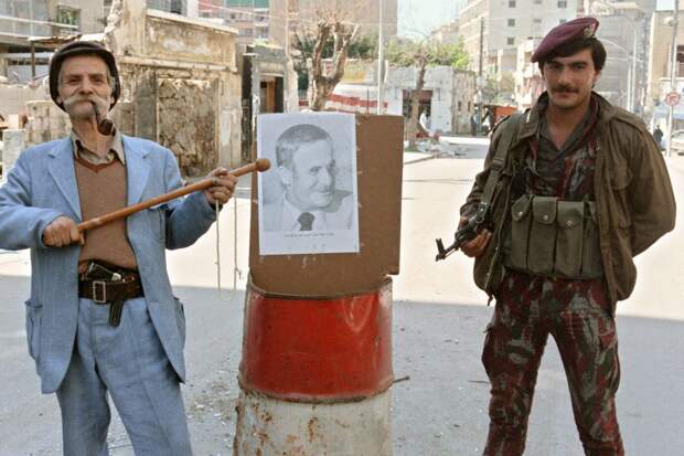 Syrian soldier on guard in Beirut.jpg