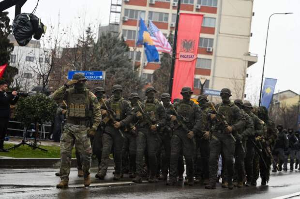 Албанские сепаратисты в Косово провели военный парад под флагом США
