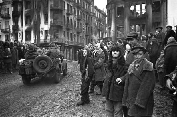 Жители Винницы встречают советских солдат-освободителей