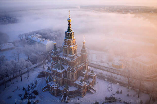 Крошечные люди направляются в Собор Святых Петра и Павла.