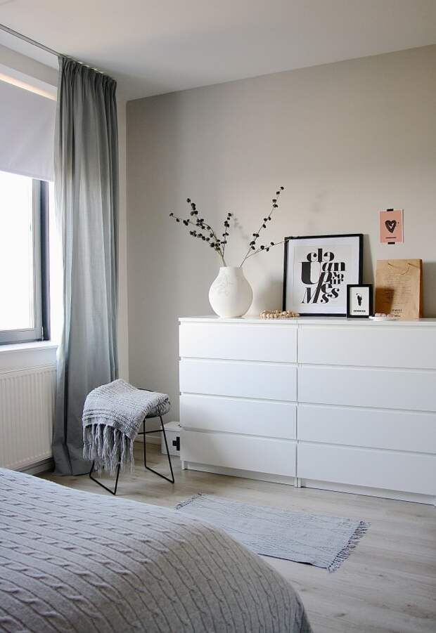 Минималистичный белый комод отлично дополнит интерьер современной спальни