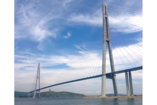 По мнению экспертов, Русский мост во Владивостоке — одно из сложнейших подобных сооружений в мире. Также переправа через пролив Босфор Восточный, которую возвели к саммиту АТЭС в 2012 году, — второй по высоте вантовый мост на планете (324 метра): он выше пяти поставленных друг на друга шестнадцатиэтажек