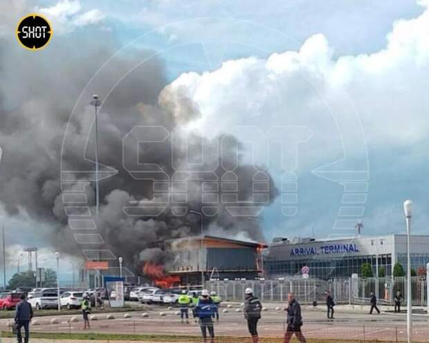 В Минеральных Водах горит здание аэропорта