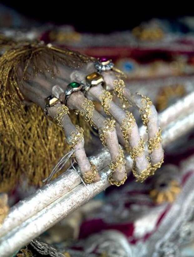 Эти скелеты нашли в римских катакомбах. Вот как одевали первых христианских мучеников! Эти скелеты нашли в римских катакомбах. Вот как одевали первых христианских мучеников!