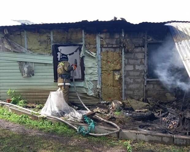 Один человек погиб в горящем частном доме в Самарской области
