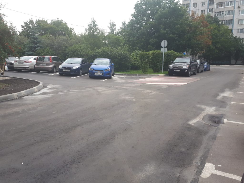 На обновленный асфальт во дворе на Абрамцевской нанесли разметку Фото предоставлено управой