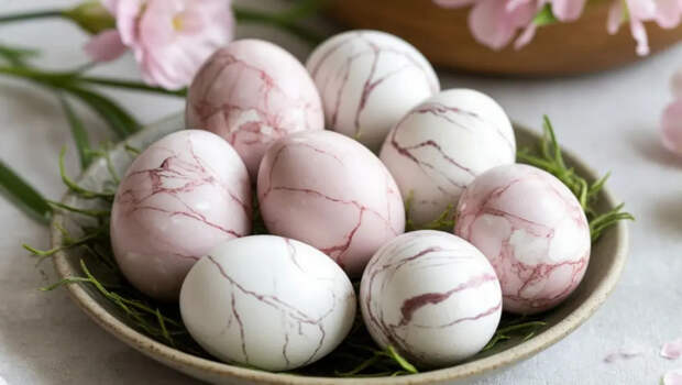 Мраморные яйца за один вечер: как колготки и луковая шелуха творят чудо на Пасху